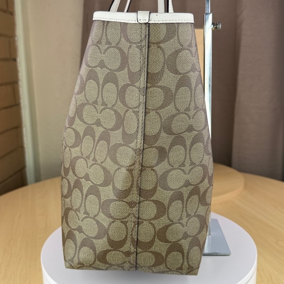 π₯COACH NWOT - City Tote in Signature Canvas with "LOVE" Print - 110U461 - Picture 8 of 16